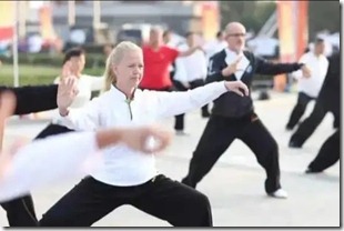老外练太极